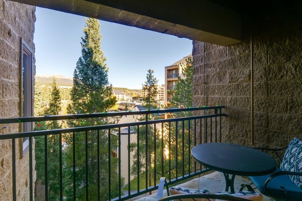 Cozy Ski-In/Ski-Out Breckenridge Condo: Mtn Views! House in Breckenridge