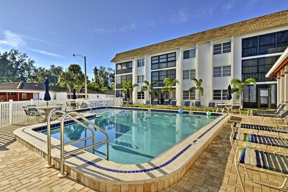 Walk to Beach: Condo w/ Pool & Patio In Sarasota! House in Florida