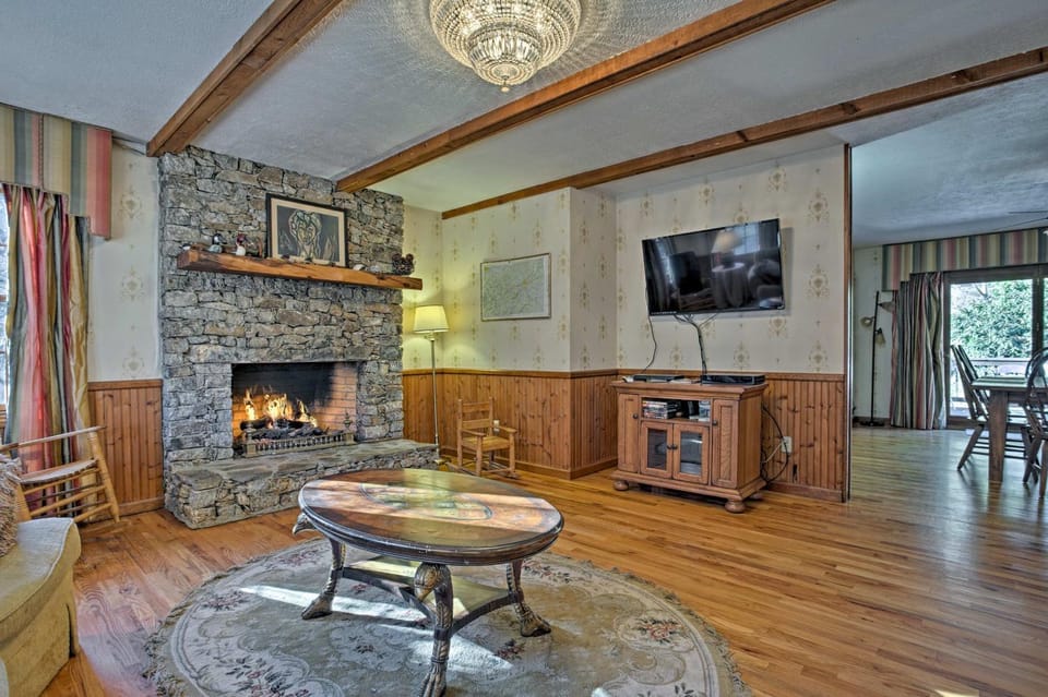 Emerald Gate Farm Cabin w/ On-Site Fishing Pond! Cabin in Tennessee