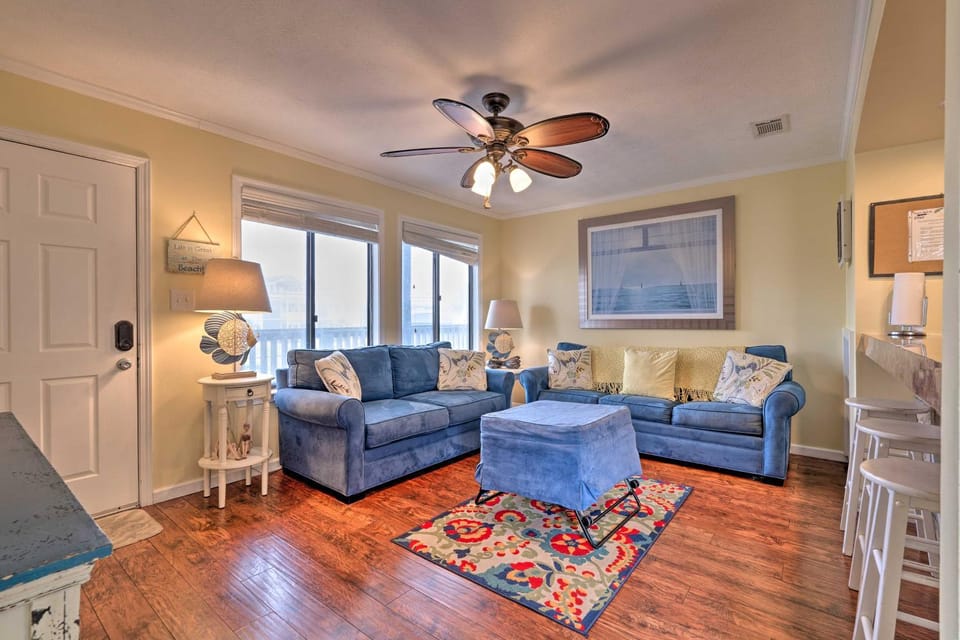 Convenient PCB Condo w/ Pool Access: Walk to Beach House in Lower Grand Lagoon