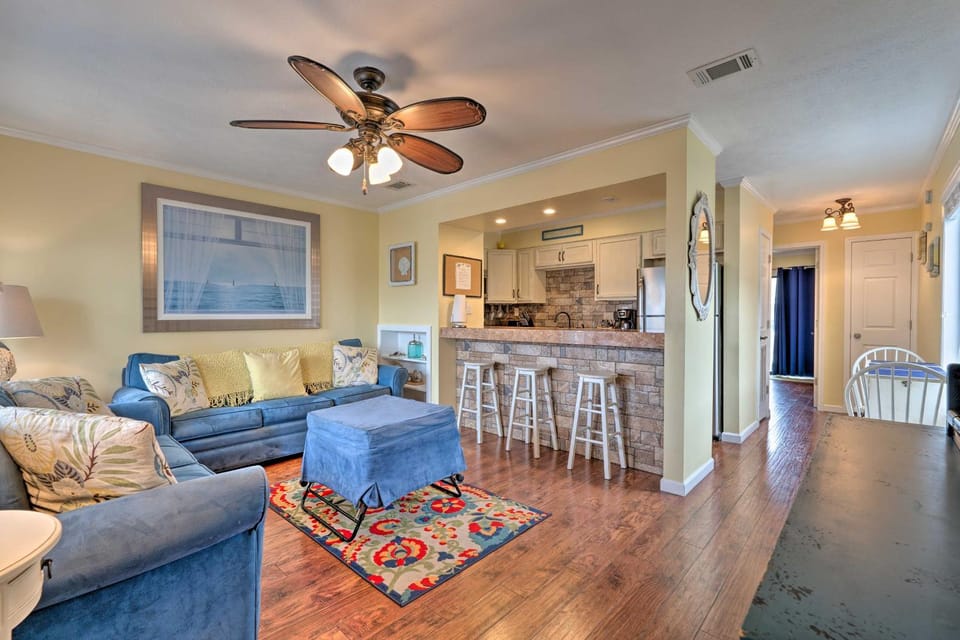 Convenient PCB Condo w/ Pool Access: Walk to Beach House in Lower Grand Lagoon
