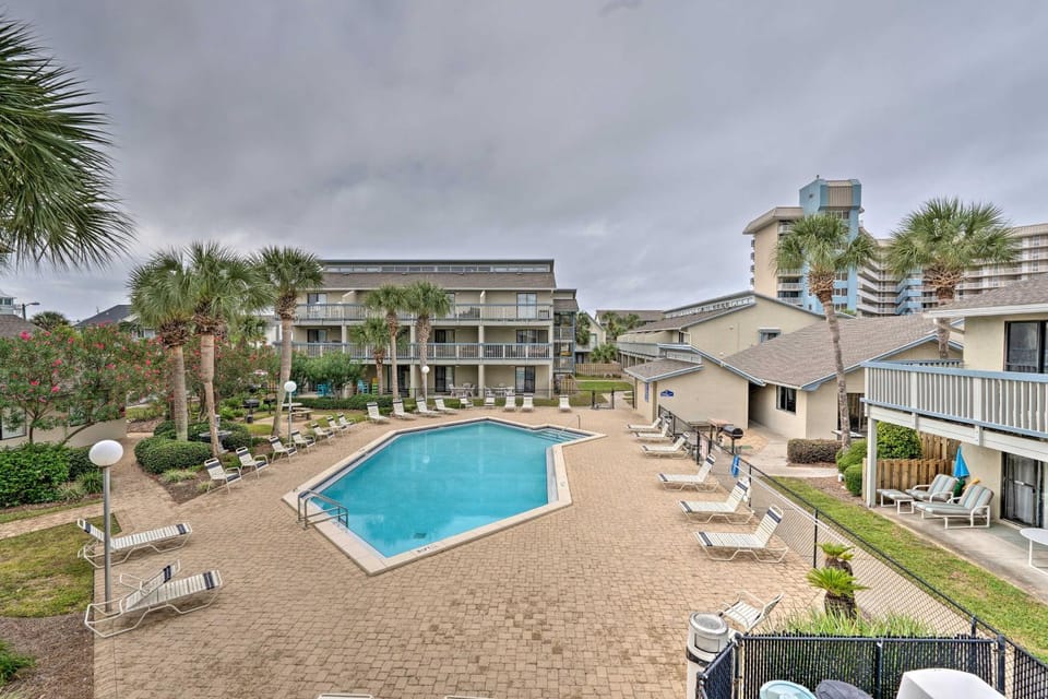 Convenient PCB Condo w/ Pool Access: Walk to Beach House in Lower Grand Lagoon