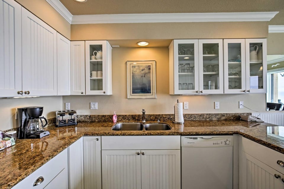 Beachfront Condo with Patio and Views - Walk to Shore! Apartment in Lincoln Beach