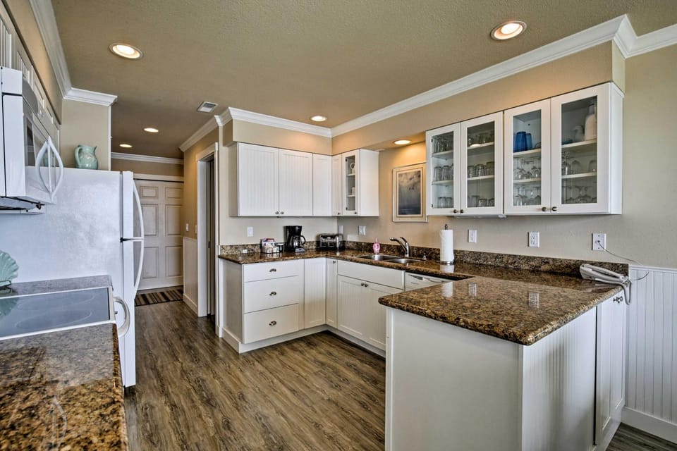 Beachfront Condo with Patio and Views - Walk to Shore! Apartment in Lincoln Beach