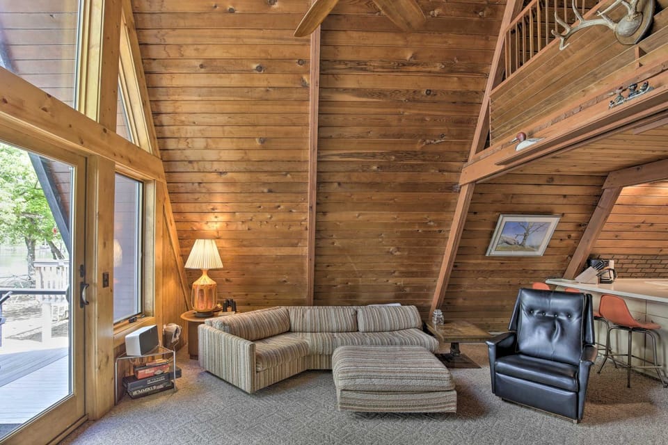 Lake Pepin Cottage w/ Decks + Private Beach! House in Lake Pepin