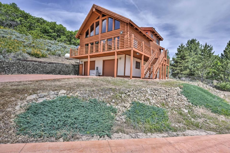 Spacious Hilltop Cabin w/ Deck & Scenic Views! Cabin in Utah
