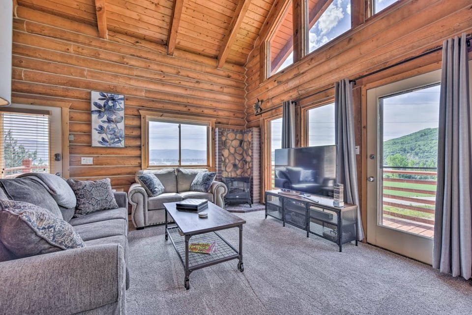 Spacious Hilltop Cabin w/ Deck & Scenic Views! Cabin in Utah