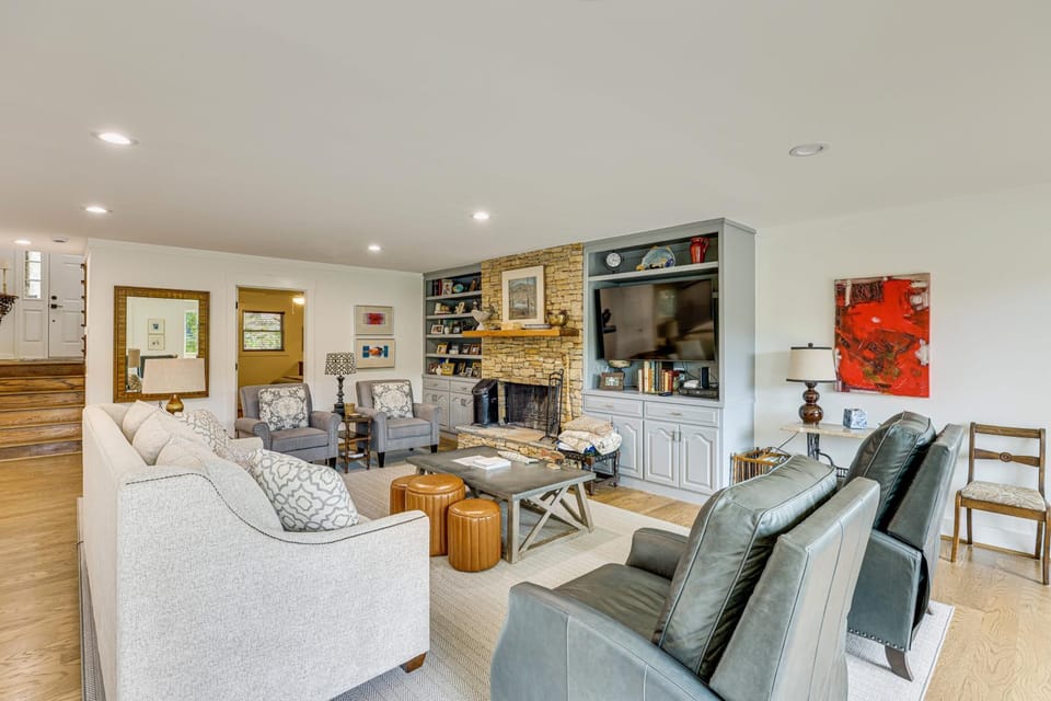 'Arcade Cove' - Renovated Lake Martin Home w/ Dock House in Lake Martin