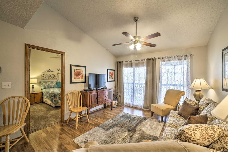 Condo w/ Pool Access, 2 Mi to Silver Dollar City House in Table Rock Lake