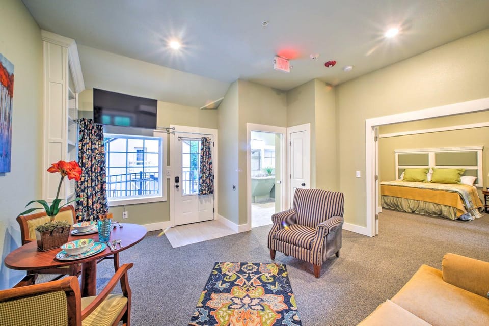 Steps to Branson Landing: Cozy Downtown Cottage! House in Hollister