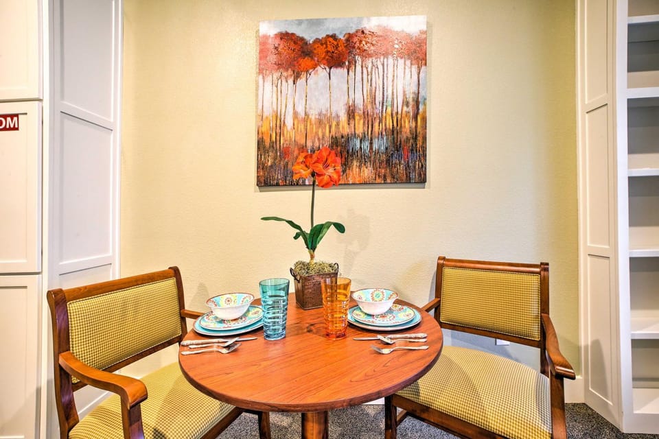 Steps to Branson Landing: Cozy Downtown Cottage! House in Hollister