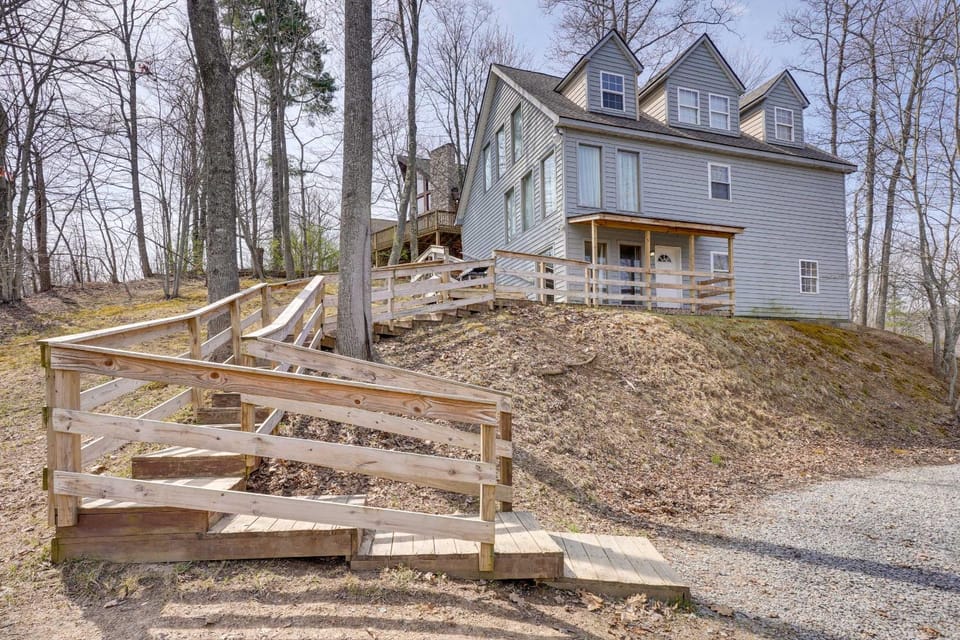 'Snowed Inn' Cozy Winterplace Ski-In/Ski-Out Cabin Cabin in West Virginia