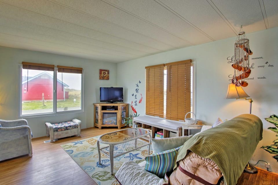 Walk to Beach! The Little Orcas Moclips Cottage House in Moclips