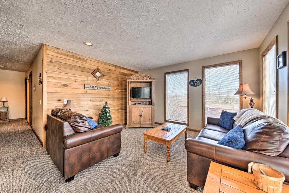 Ski-In/Ski-Out Ghent Cabin w/ Mountain Views! Cabin in West Virginia