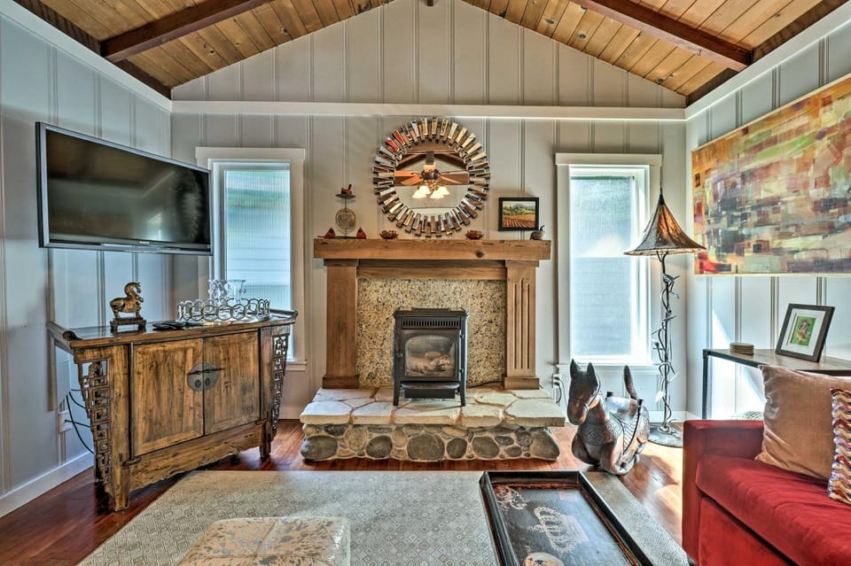 Redwoods Cabin w/ Hot Tub: Walk to Russian River! Cabin in Russian River