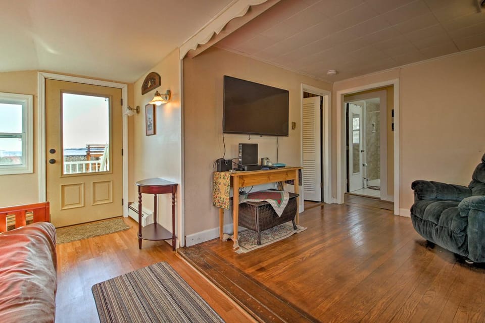 Steps to Cape Cod Canal: Pet-Friendly Home House in Buzzards Bay