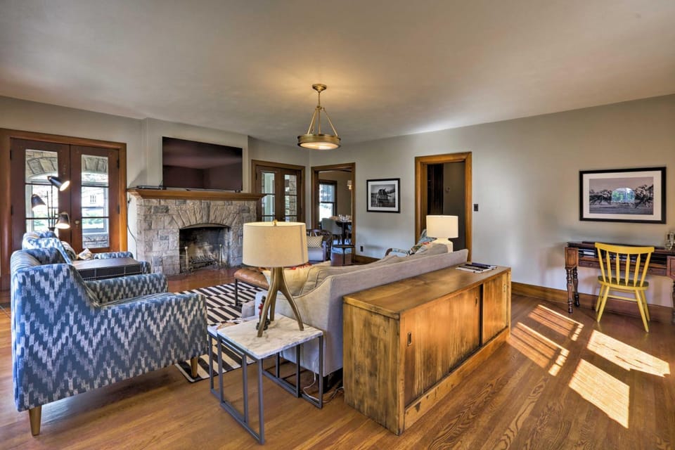 8 Mi to Kentucky Derby: Charming Louisville Gem House in Jefferson County