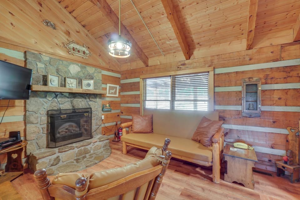 7 Mi to The Island in Pigeon Forge: Relaxing Cabin Cabin in Sevier County