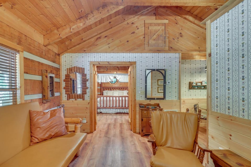 7 Mi to The Island in Pigeon Forge: Relaxing Cabin Cabin in Sevier County