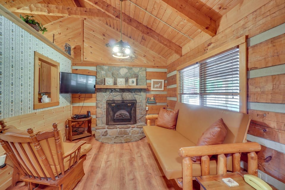 7 Mi to The Island in Pigeon Forge: Relaxing Cabin Cabin in Sevier County