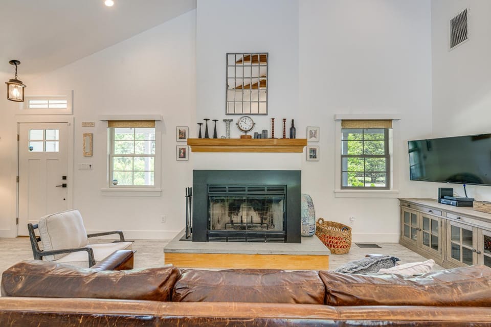 Distinctive Hamptons Home w/ Pool Near Bay, Ocean House in The Hamptons