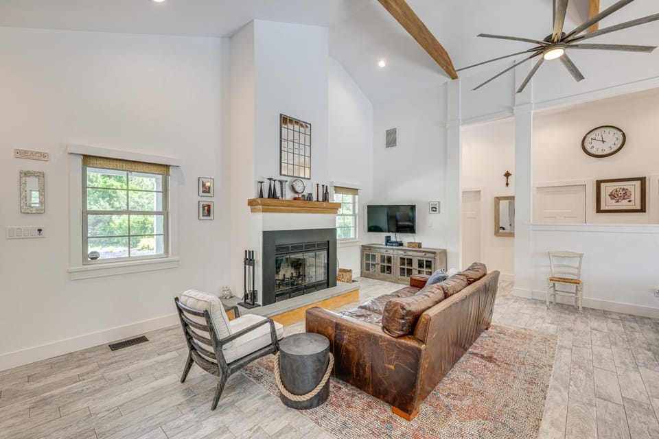 Distinctive Hamptons Home w/ Pool Near Bay, Ocean House in The Hamptons