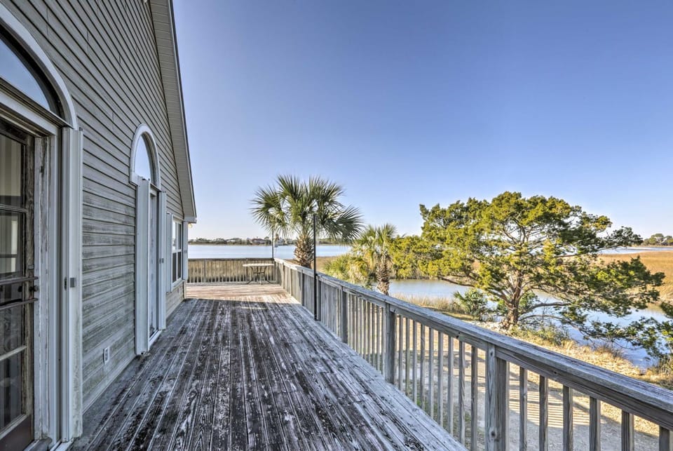 Cozy Waterfront 'Island House' on Live Oak Island! House in Florida