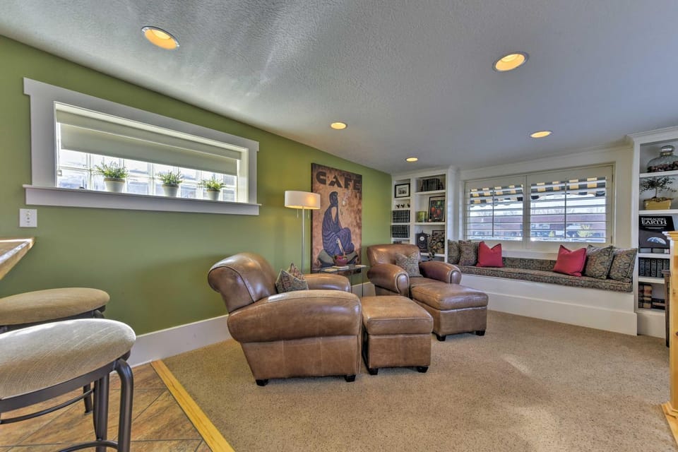 Walkable Downtown Logan Apartment w/ Rooftop Deck Apartment in Logan