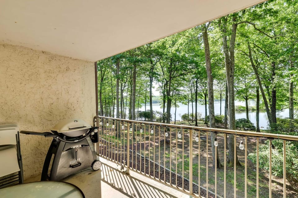 1 Mi to Big Boulder: Lakefront Unit w/ Pool Access House in Big Boulder Lake