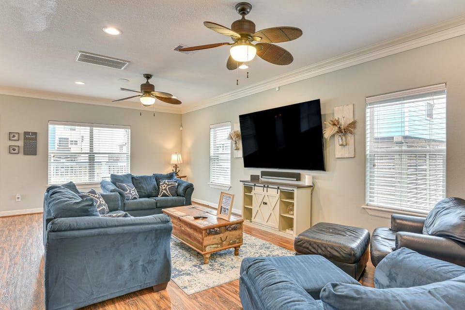 Steps to Surfside Beach: Large Group Gulf Retreat House in Surfside Beach
