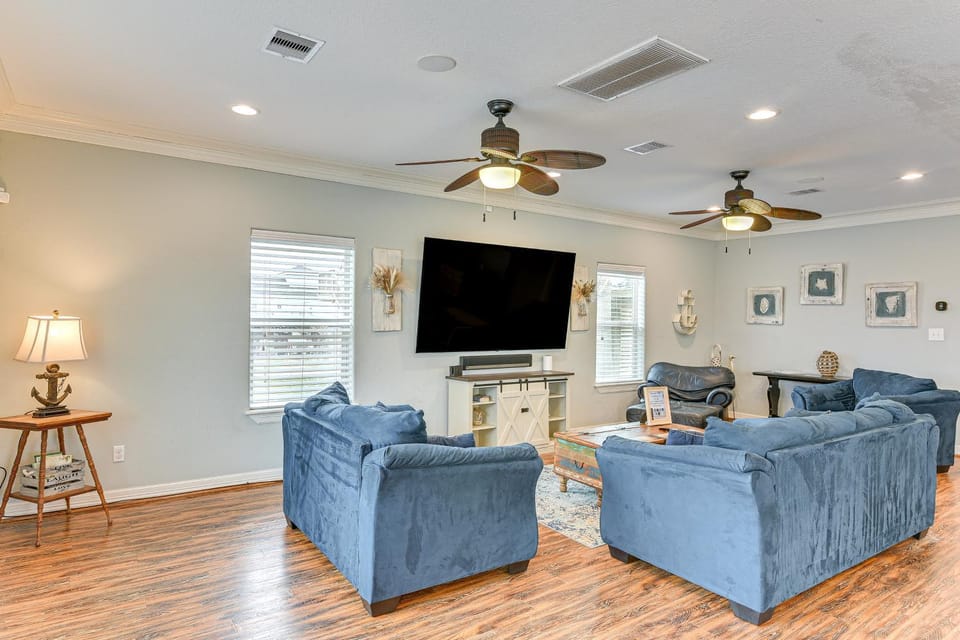 Steps to Surfside Beach: Large Group Gulf Retreat House in Surfside Beach