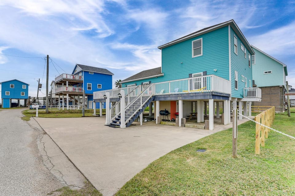 Steps to Surfside Beach: Large Group Gulf Retreat House in Surfside Beach
