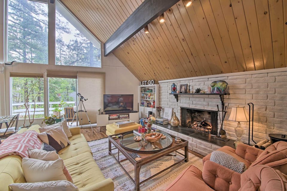 Lake Arrowhead A-Frame House with Private Hot Tub! House in Lake Arrowhead