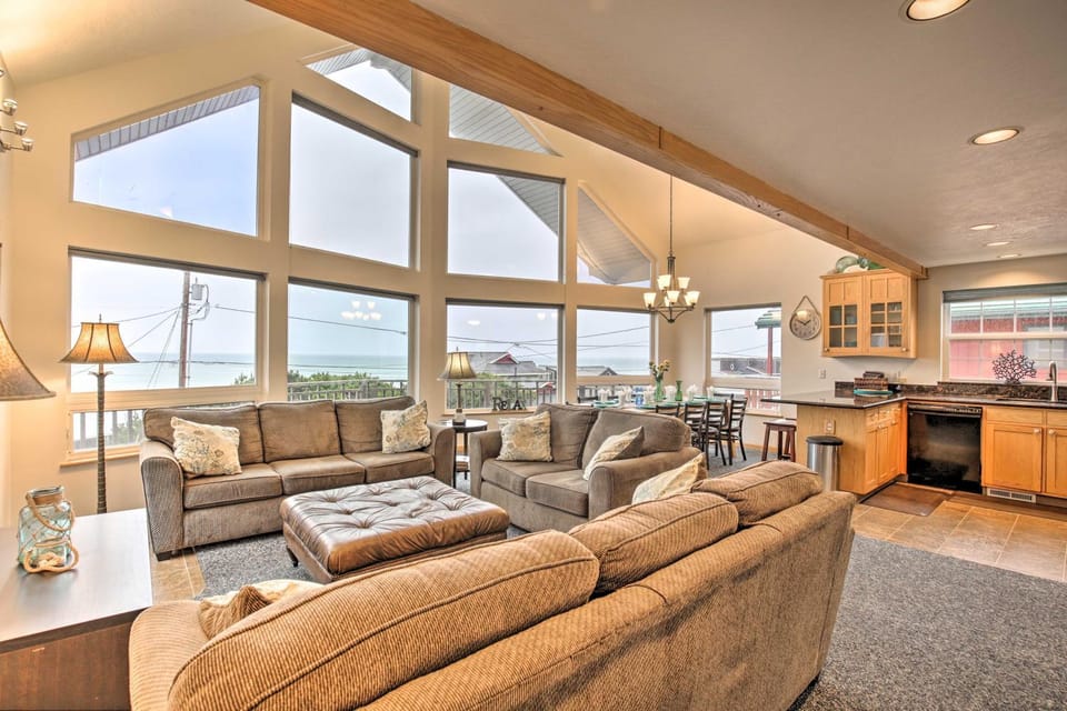Logan Road Lookout, Lincoln City Home w/ Game Room House in Lincoln City