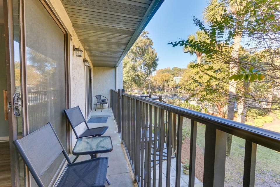 Hilton Head Condo: Walk to Coligny Beach & Plaza! House in South Forest Beach