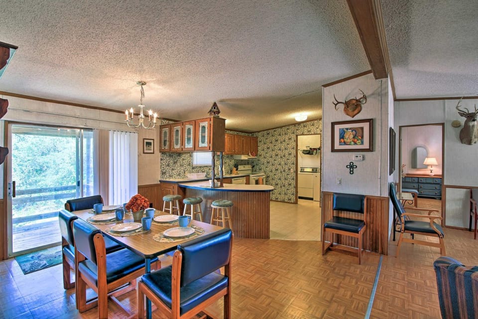 Utopia Family Home with Mountain Viewing Deck! House in Rio Grande