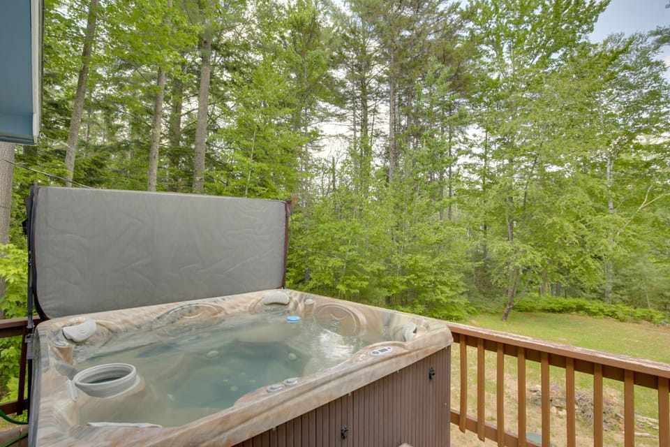 Bethel Chalet w/ Hot Tub: 3 Miles to Sunday River! House in Newry