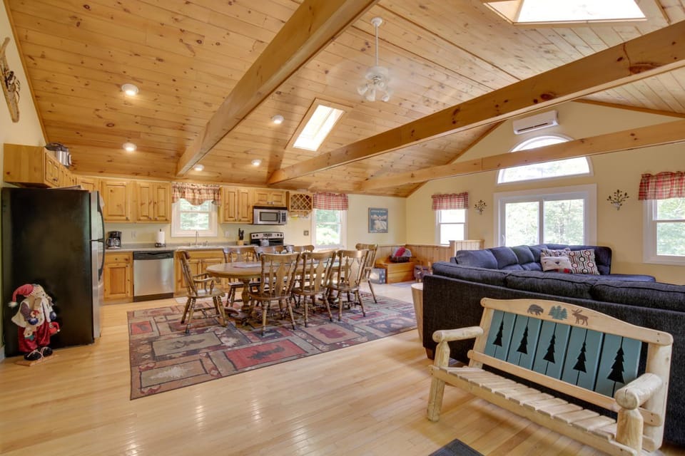 Bethel Chalet w/ Hot Tub: 3 Miles to Sunday River! House in Newry