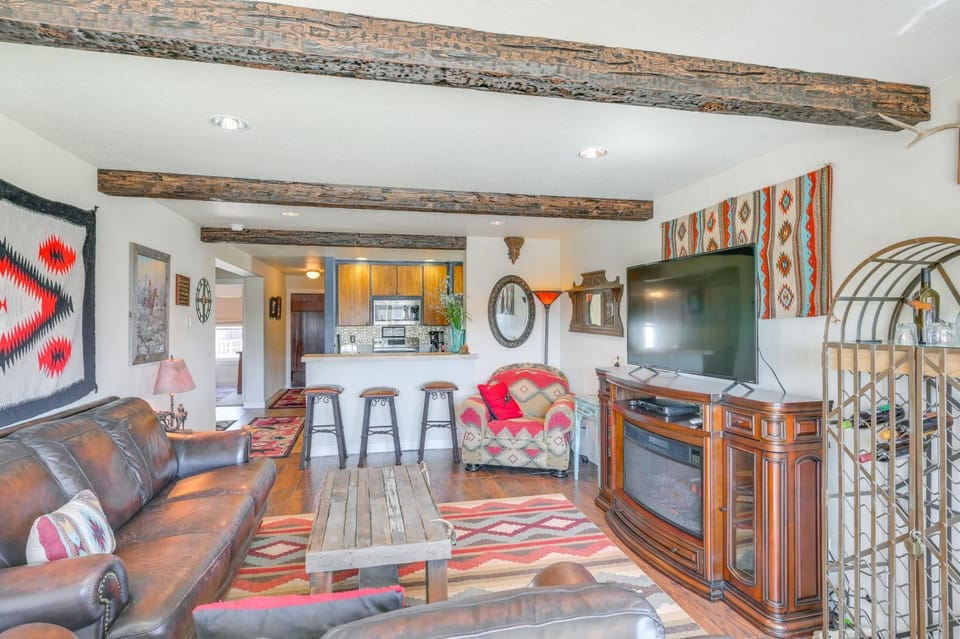 Walk to Main St! Ennis Townhome w/ Balcony House in Ennis