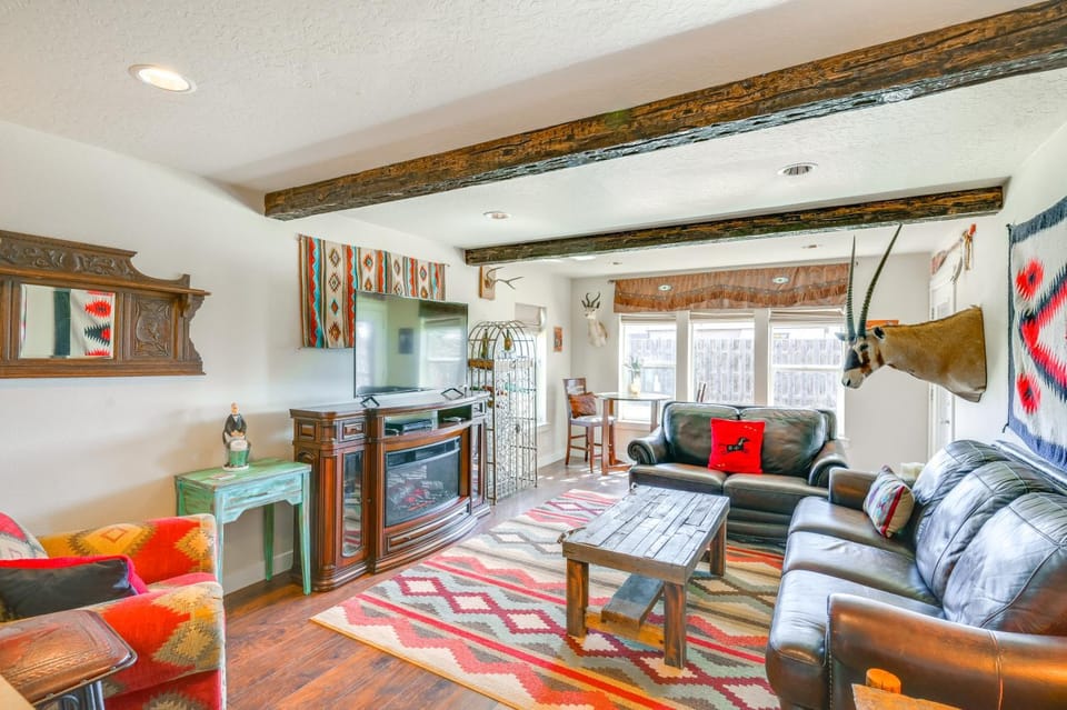 Walk to Main St! Ennis Townhome w/ Balcony House in Ennis
