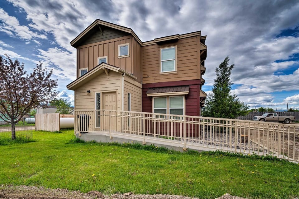 Walk to Main St! Ennis Townhome w/ Balcony House in Ennis