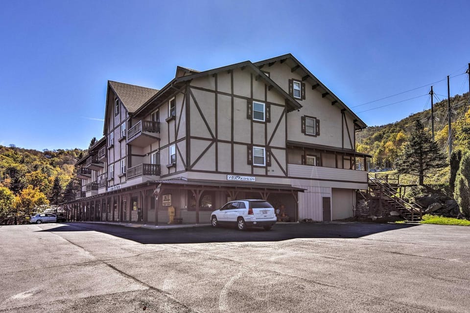 Walk to Beech Mtn Ski Resort! Condo w/ Balcony House in Beech Mountain