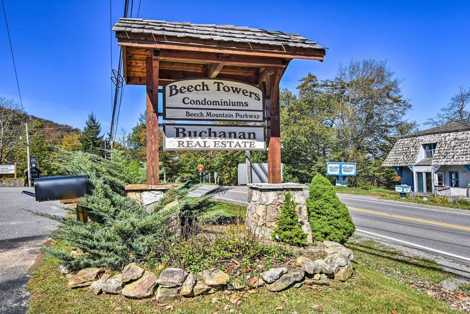 Walk to Beech Mtn Ski Resort! Condo w/ Balcony House in Beech Mountain