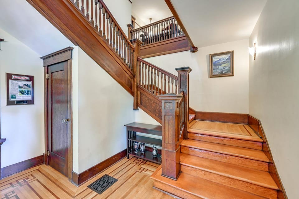 Historic Auburn House on 37 Acres with Private Lake! House in Kent