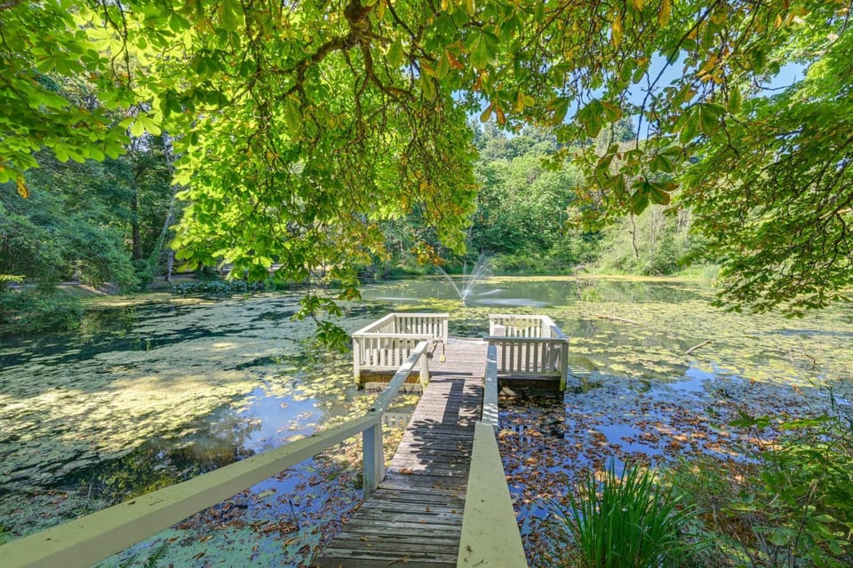 Historic Auburn House on 37 Acres with Private Lake! House in Kent