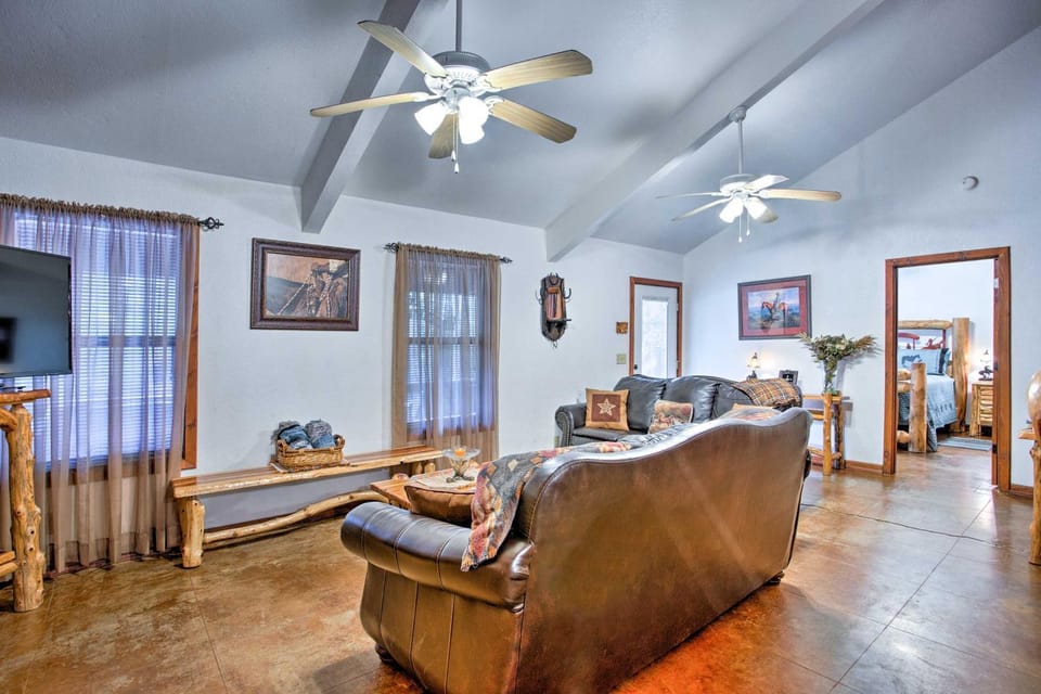 3 Mi to Broken Bow Lake Cabin with Hot Tub and Deck! Cabin in Broken Bow