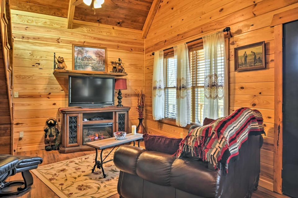 2 Mi to Lake Hamilton! Log Cabin w/ Cozy Loft Cabin in Garland County