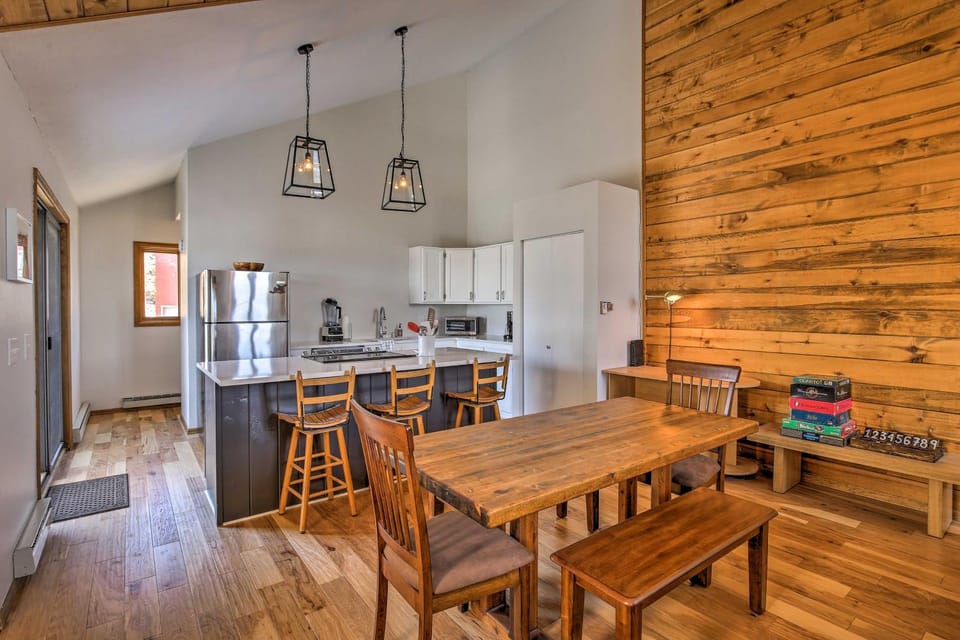 Modern Condo with Balcony and BBQ, 6 Mi to Winter Park Apartment in Fraser