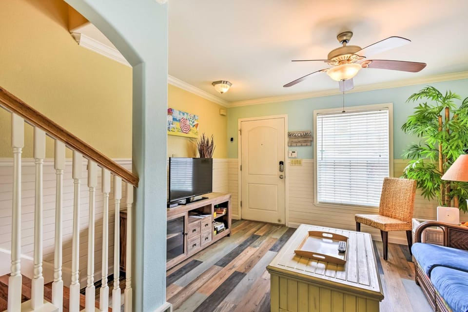 Near Port Aransas Beach: Condo w/ Pool Access House in Port Aransas