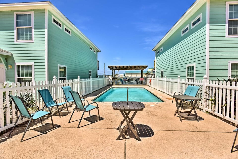 Near Port Aransas Beach: Condo w/ Pool Access House in Port Aransas